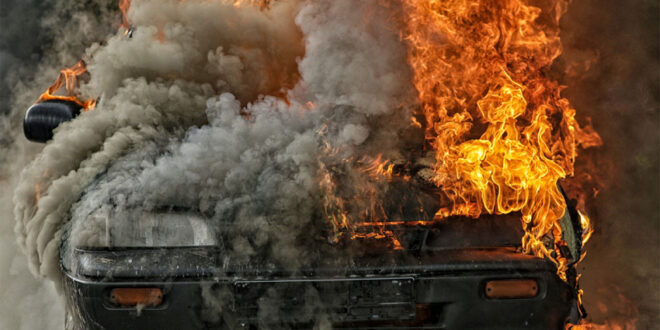 احتراق سيارة بهذه الطريق وتعطل حركة المرور.. - المصدر تونس